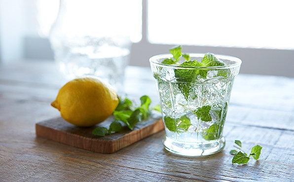 Польза лимонной воды для кожи, волос и здоровья