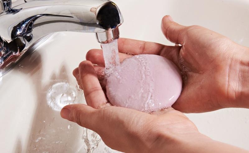 Медики объяснили, почему опасно мыть руки с мылом