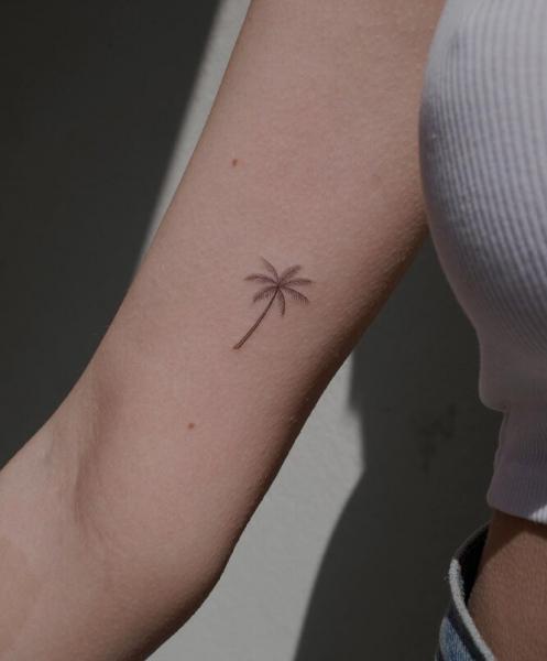 Модные весенние тату на весну 2023: 5 минималистичных и стильных идей