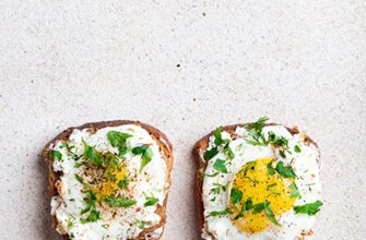 На скорую руку, вегетарианцам или любителям сладкого: пять вкусных тостов на завтрак