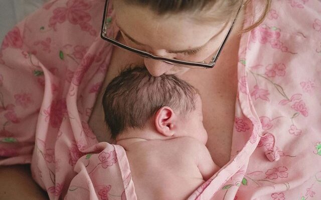 Почему надо быстрее вставать после родов: проблема тромбообразования
