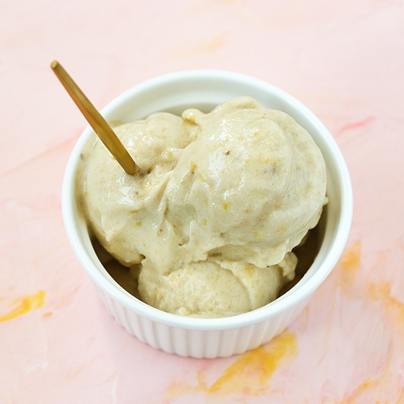 Банан с рисовым молоком или манго с греческим йогуртом: пять полезных рецептов домашнего мороженого