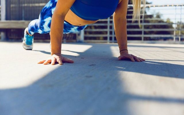 Быстрая силовая тренировка с весом тела: комплекс для тонуса всех мышц за 15 минут