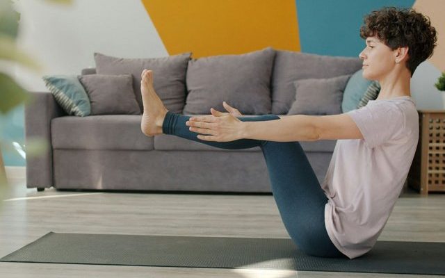 Фитнес дома: эффективная 20-минутная утренняя зарядка для энергии и тонуса